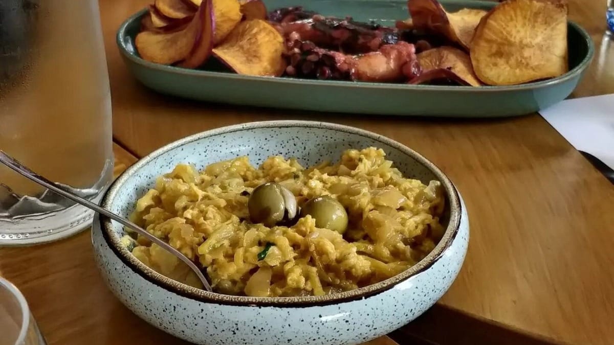 Prato com Bacalhau à Brás e salada de polvo ao estilo algarvio servidos lado a lado
