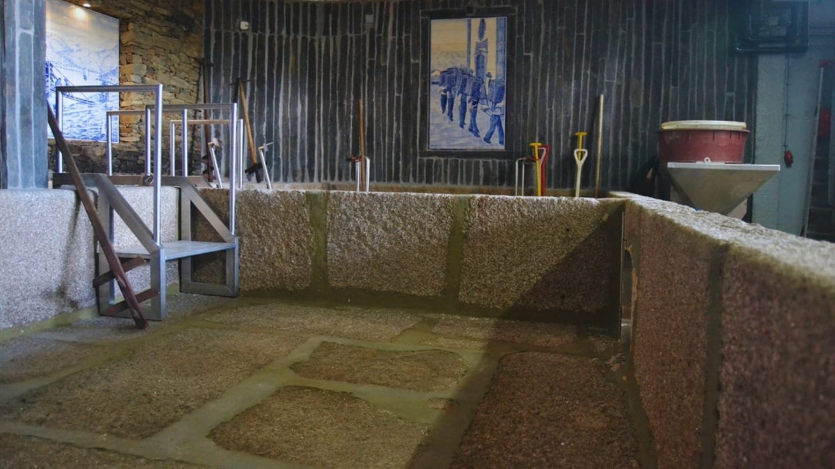 Sala tradicional de prensa de vinos en una bodega familiar del Valle del Duero