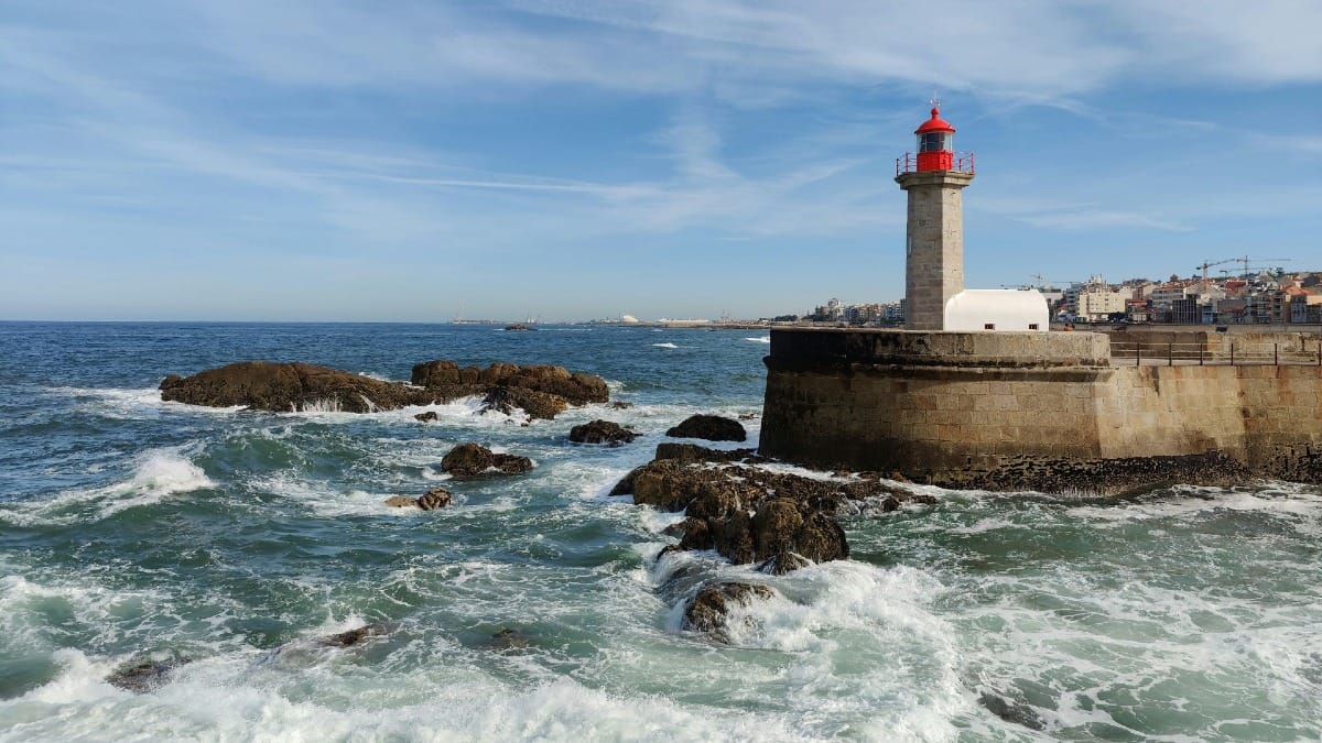 Vue du Phare de Felgueiras à Foz do Douro, l’un des plus beaux arrêts du tour en vélo électrique le long des rives et de la côte de Porto