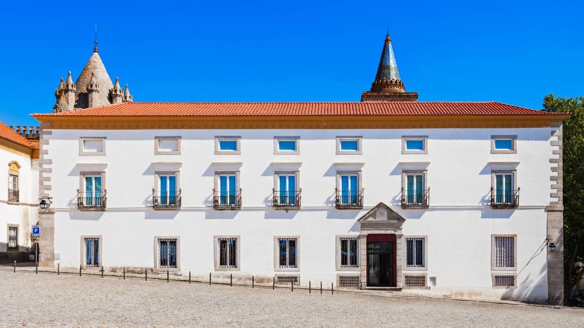 La fachada del Museo de Évora, puerta de entrada a siglos de arte, arqueología e historia regional.