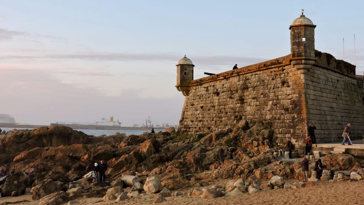 Petit groupe pédalant près du Castelo do Queijo et de la plage de Matosinhos pendant le tour en vélo électrique le long des rives et de la côte de Porto