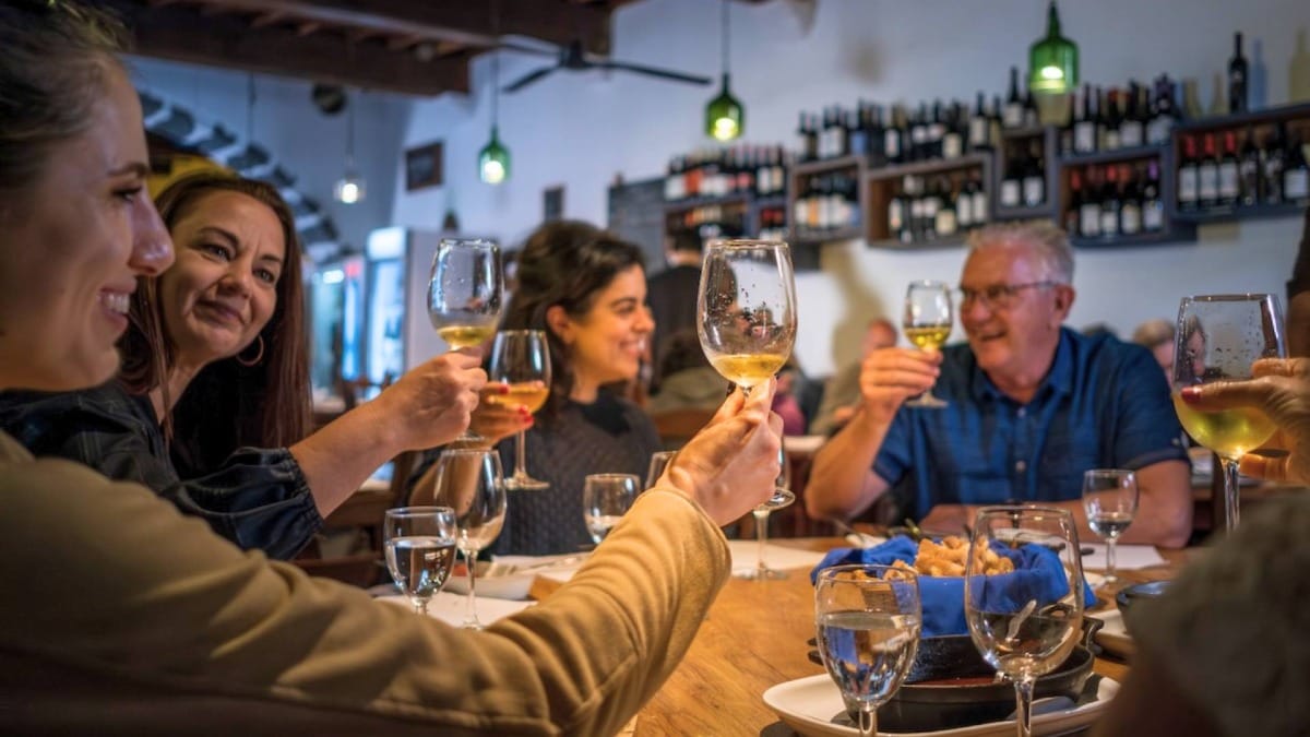 Termine la velada con excelentes vinos, platos regionales y momentos inolvidables en São Miguel