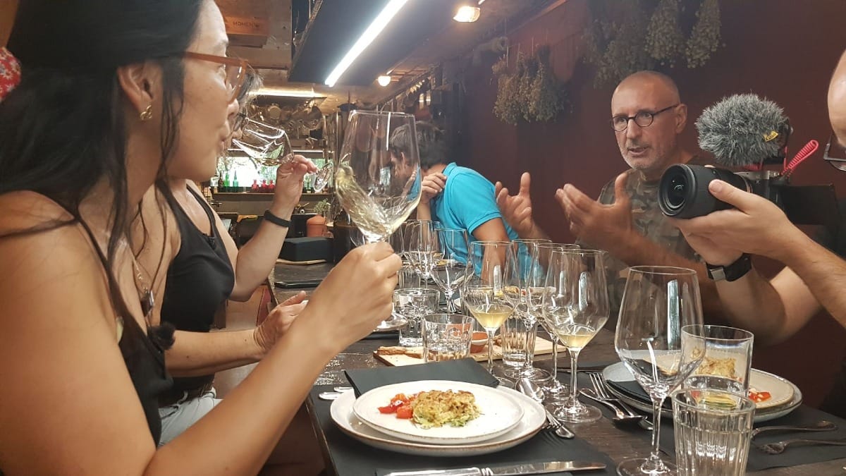 Cata de vinos y conversación durante el almuerzo en una bodega familiar del Duero.