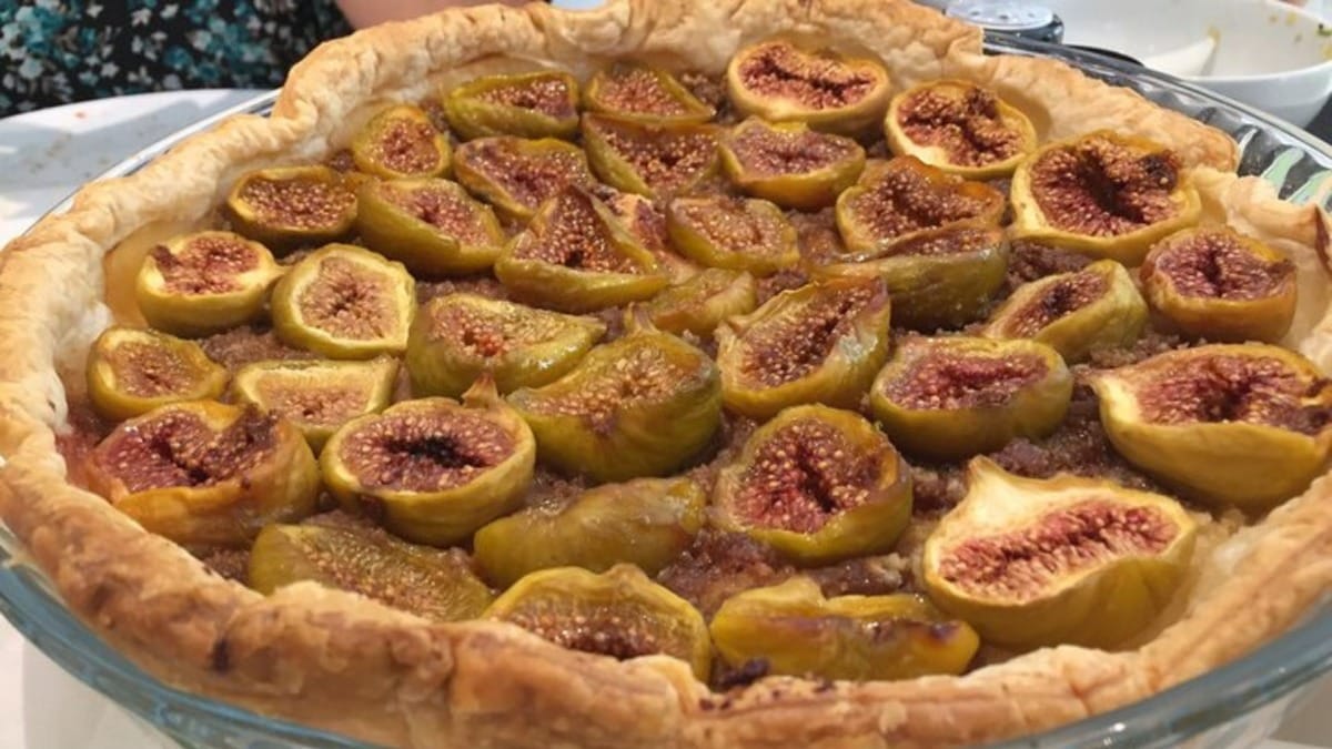 Close-up de uma tarte de figo algarvia servida como sobremesa durante o tour em Faro