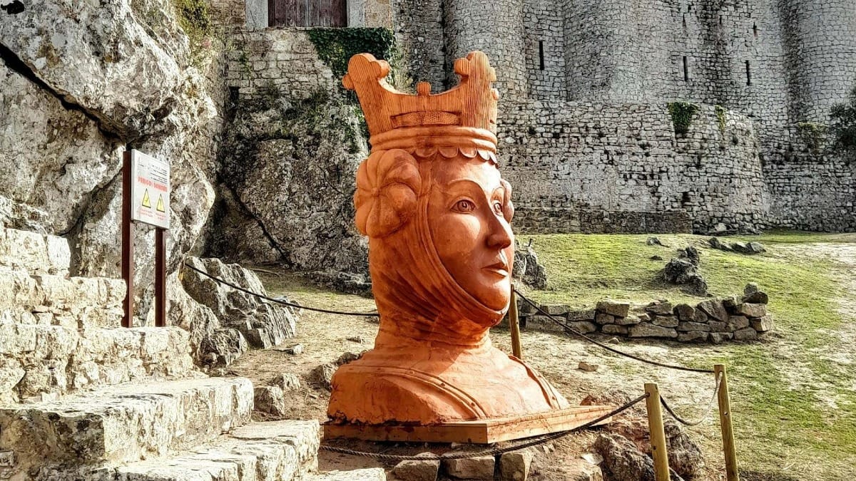 HGrm obidos queen leonor statue castle