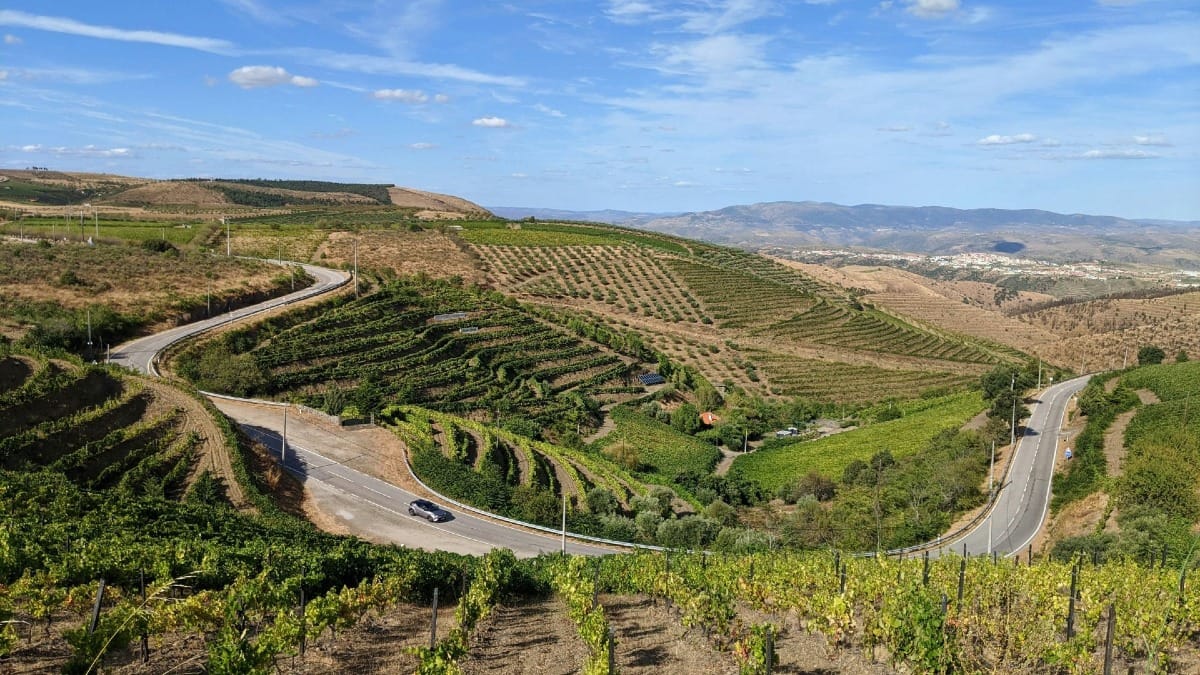 Estradas sinuosas e curvas panorâmicas através do Vale do Douro