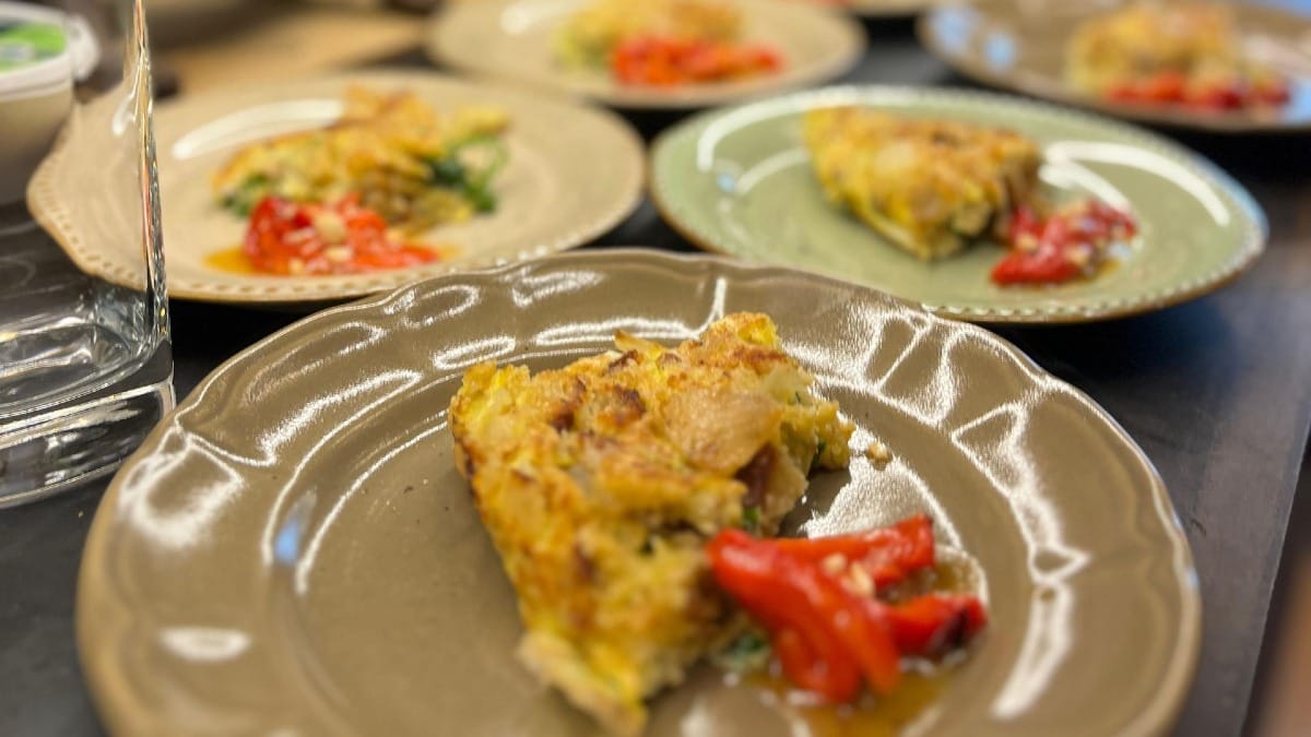 Plato principal «de la granja a la mesa» con bacalao local maridado con vinos del Duero.