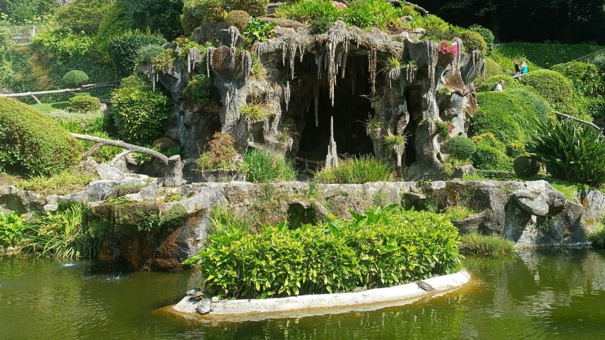 Lago y jardines encantadores alrededor del Santuario del Bom Jesus en Braga, visitados durante un tour de Braga y Guimarães desde Oporto con Cooltour Oporto