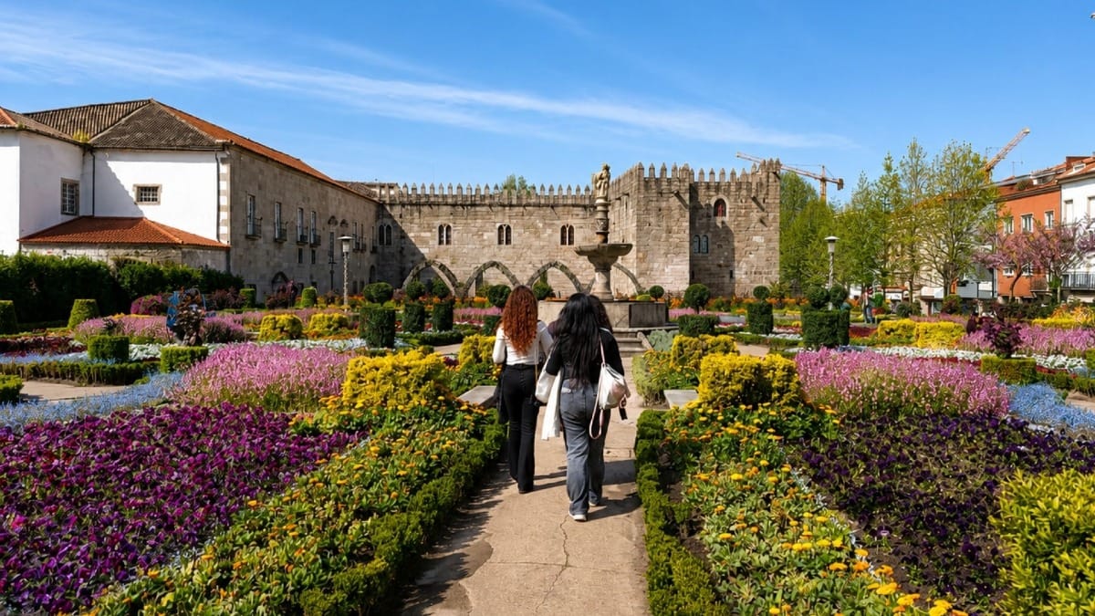 Visitantes a passear pelo Jardim de Santa Bárbara junto ao histórico Paço Arquiepiscopal de Braga.