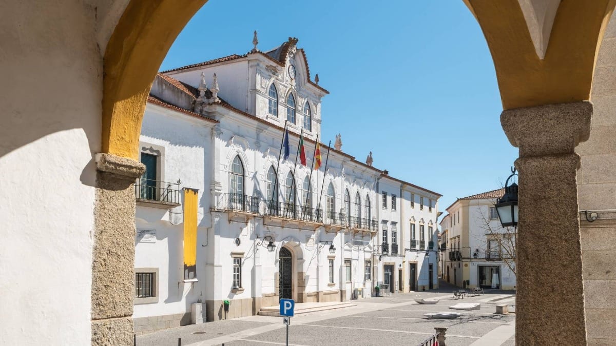 El ayuntamiento de Évora visto a través de las arcadas del centro de la ciudad, uno de los puntos destacados de nuestro tour privado a pie por Évora.
