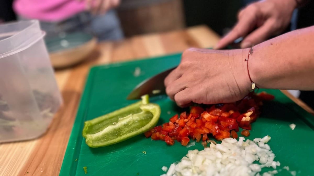Prepare ingredientes locales frescos como parte de su experiencia práctica de cocina azoriana