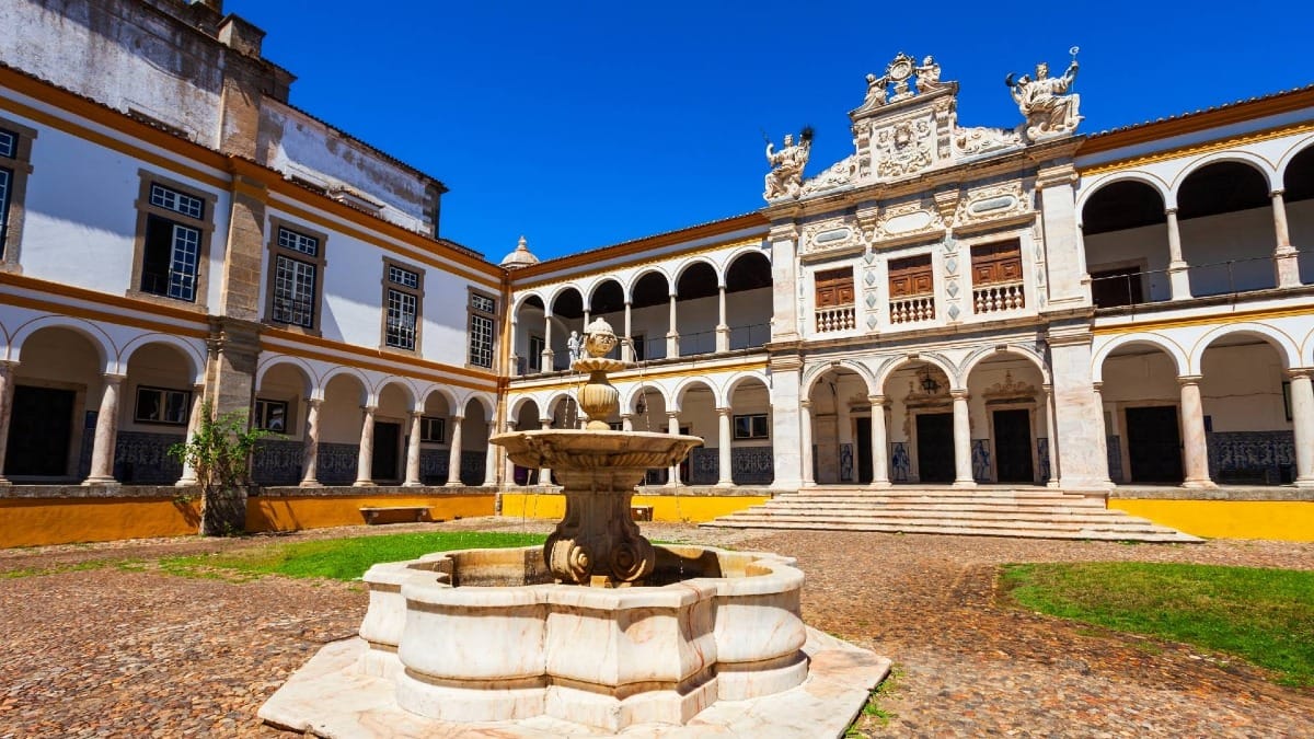 Une perspective différente du Colégio do Espírito Santo, révélant la grandeur et la symétrie du complexe universitaire historique d'Évora.