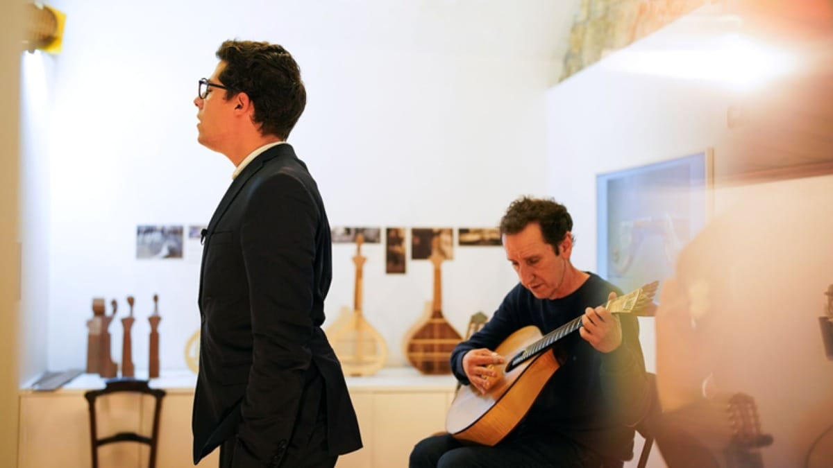 Fado show at Casa da Guitarra in Porto with a male singer and Portuguese guitar player