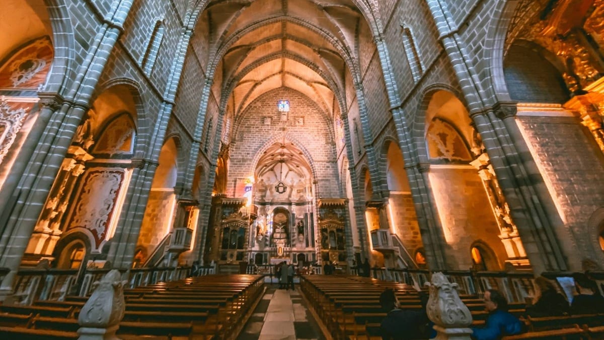 L'intérieur spectaculaire de la chapelle des ossements d'Évora, où l'architecture gothique et des siècles d'histoire créent l'un des espaces religieux les plus envoûtants et mémorables du Portugal.