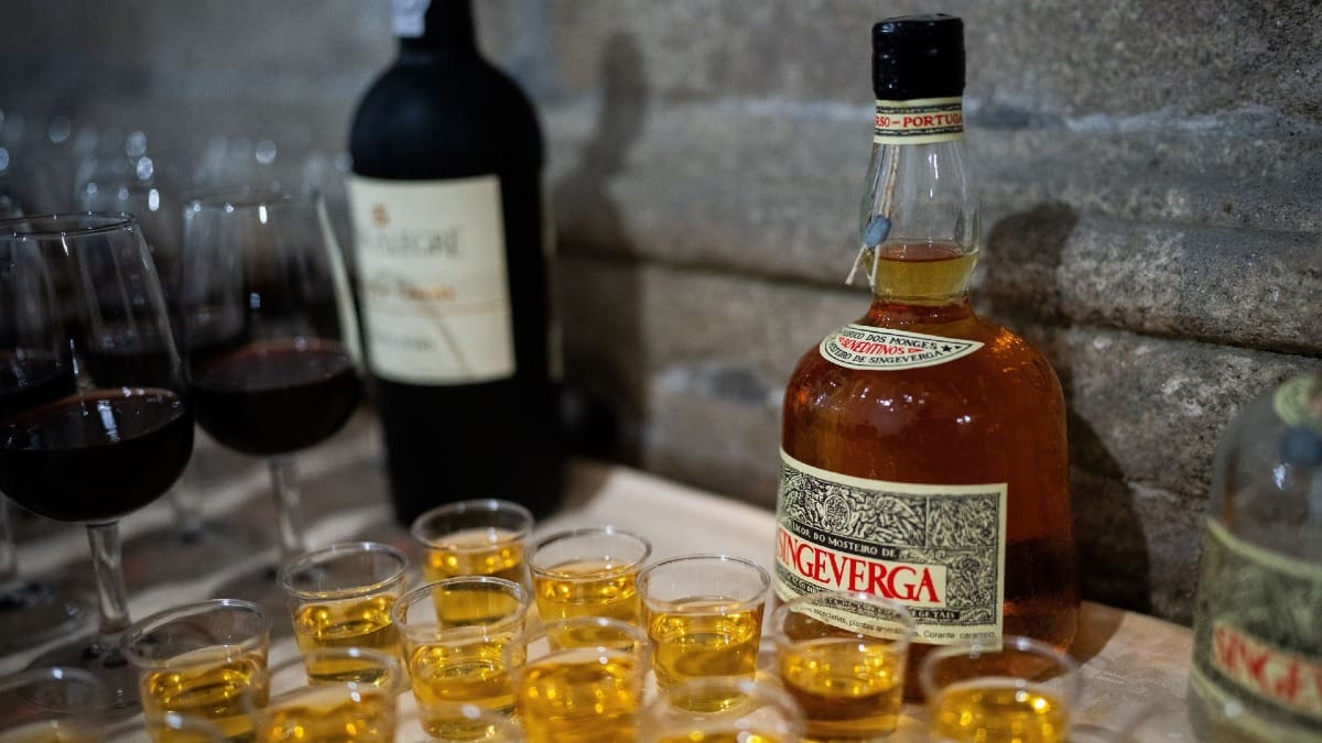Bouteille de liqueur Singeverga et verres exposés, liqueur traditionnelle produite par des moines dans un monastère à Porto, Portugal