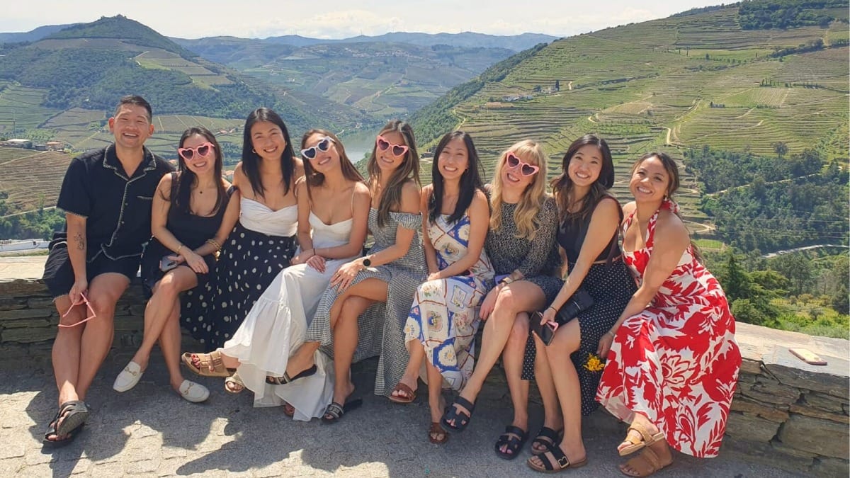 Grupo privado disfrutando de un mirador panorámico durante un tour personalizado por el Valle del Duero desde Oporto con Cooltour Oporto