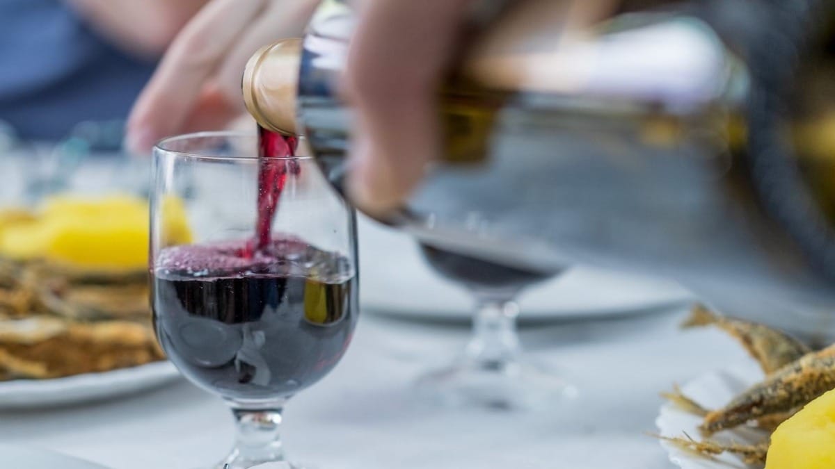 Dégustez des spécialités de poisson régionales accompagnées de vins des Açores à Ponta Delgada