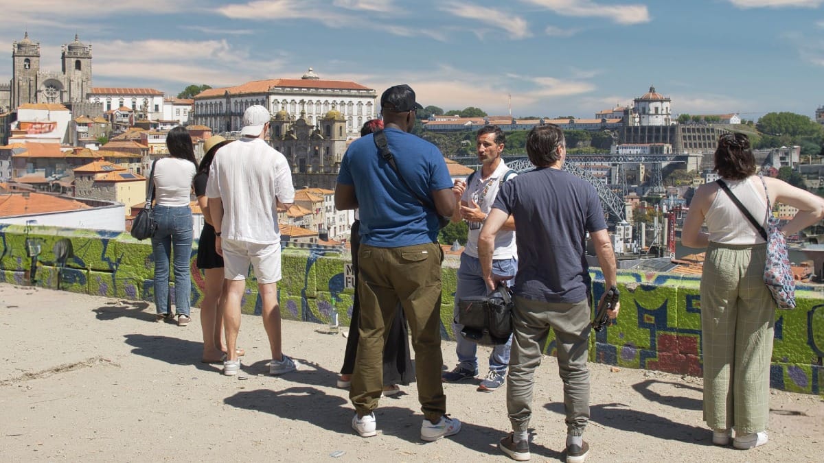 Pequeño grupo con guía de Cooltour Oporto contemplando el skyline de Oporto en un tour a pie