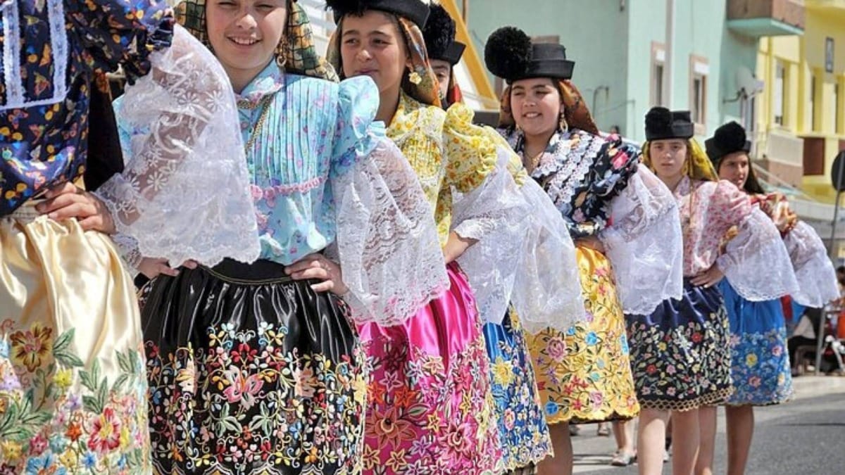 MJM6 nazare women traditional costumes parade