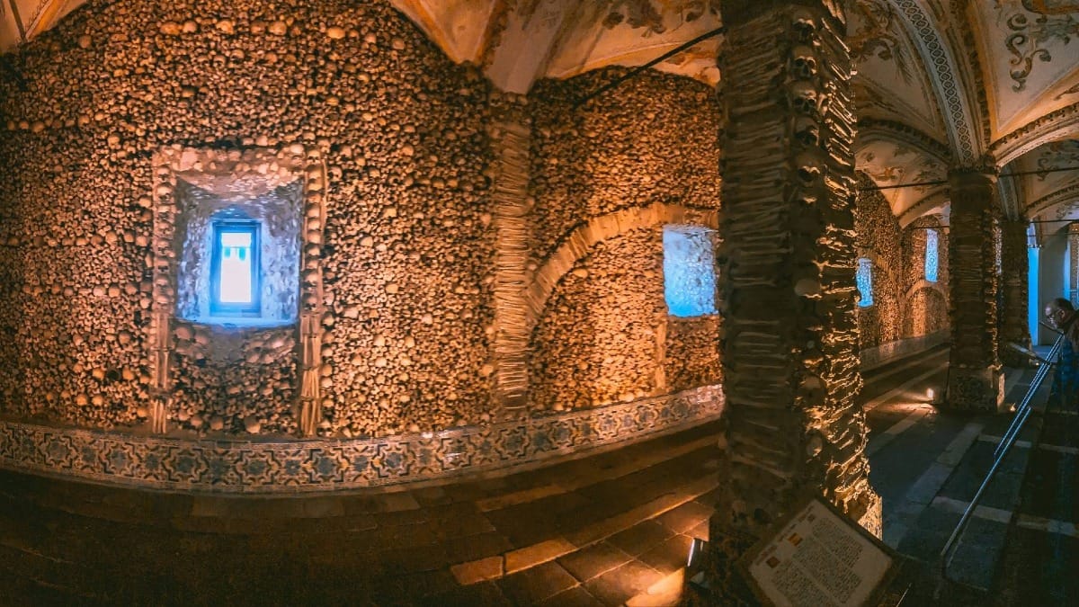 Las emblemáticas paredes cubiertas de huesos de la Capilla de los Huesos de Évora, un poderoso recordatorio de la mortalidad y uno de los monumentos históricos más llamativos de la ciudad.