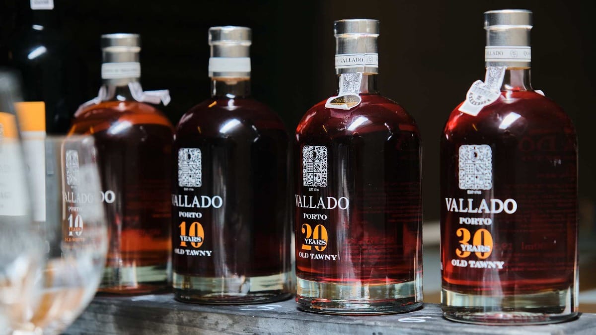 Garrafas de vinhos do Porto Tawny envelhecidos da Quinta do Vallado, com idades entre 10 e 30 anos, expostas para uma sessão de degustação