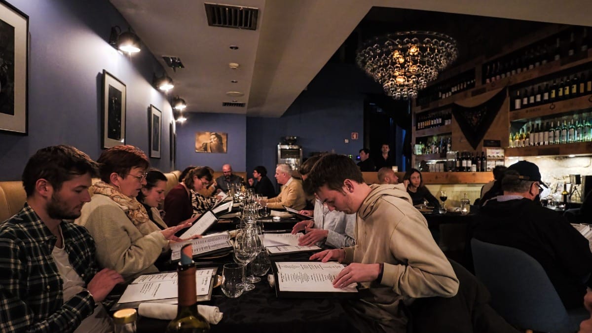 Gastronomía tradicional portuguesa y espectáculo de Fado en vivo en un restaurante local en Oporto con Cooltour Oporto
