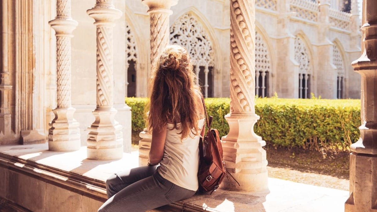 NDMp batalha monastery cloister visitor sitting