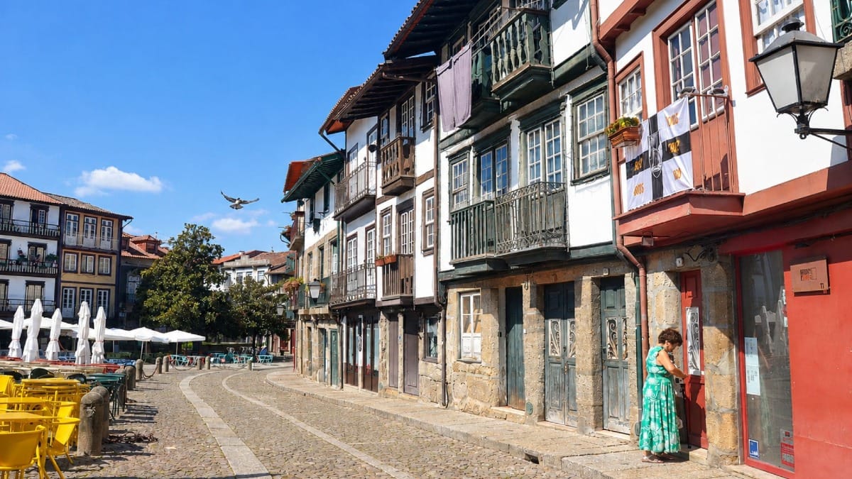 Bâtiments colorés sur la Praça de São Tiago, l'une des places les plus pittoresques de Guimarães, lors d'une visite privée guidée.