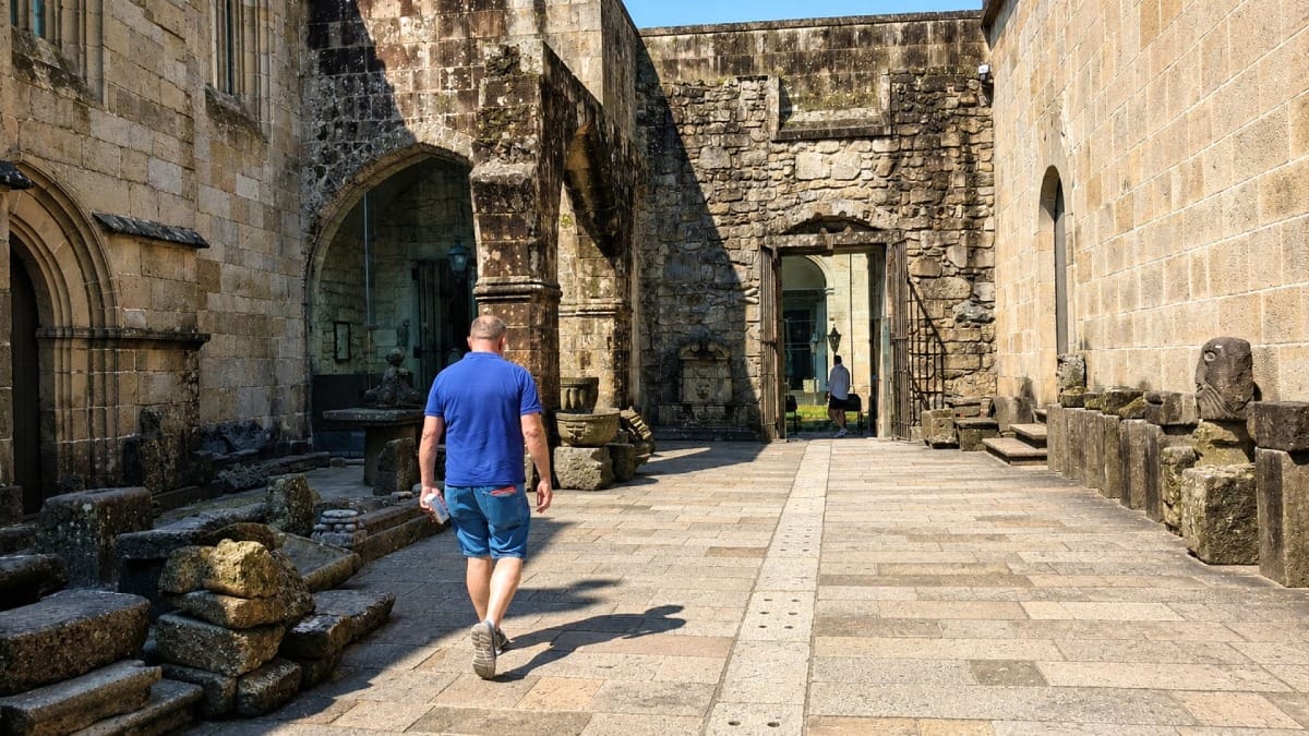Visita aos claustros e capelas da Sé de Braga, um dos mais importantes monumentos religiosos de Portugal.