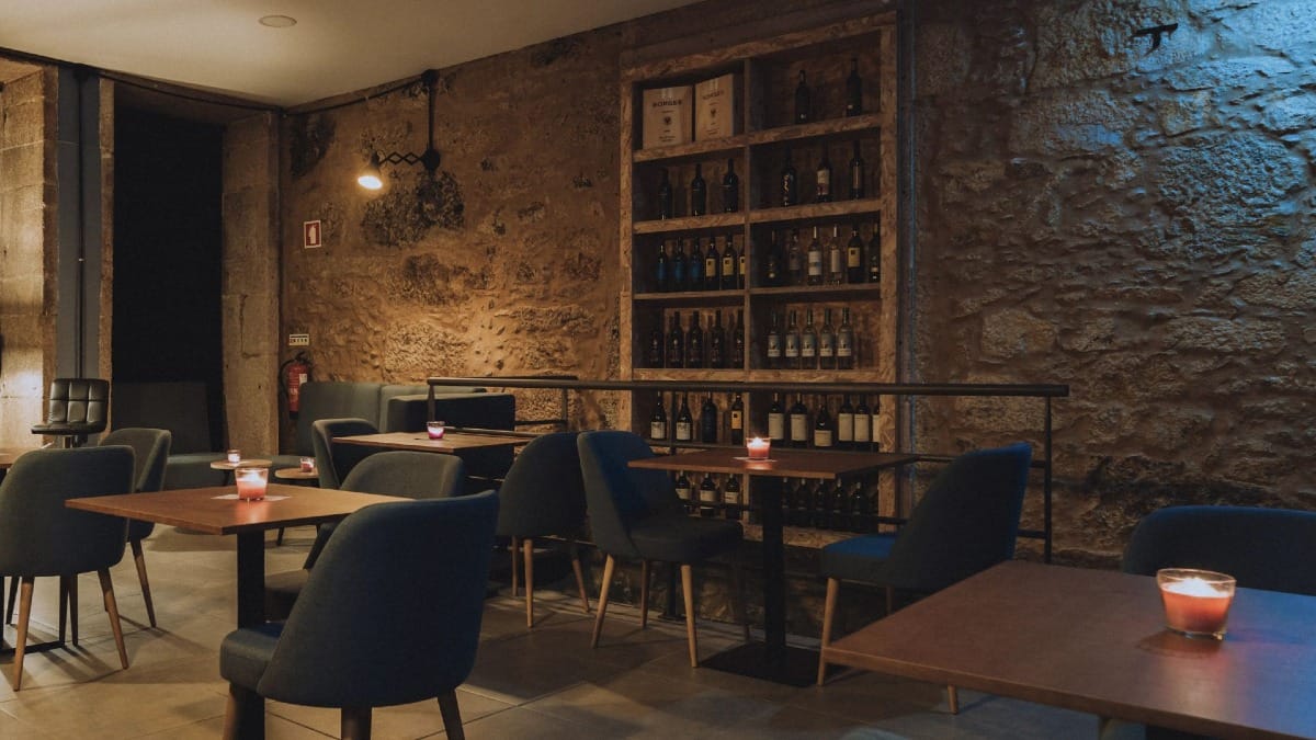 Intérieur d’un bar à vin du centre historique de Porto près à accueillir un concert de Fado en direct