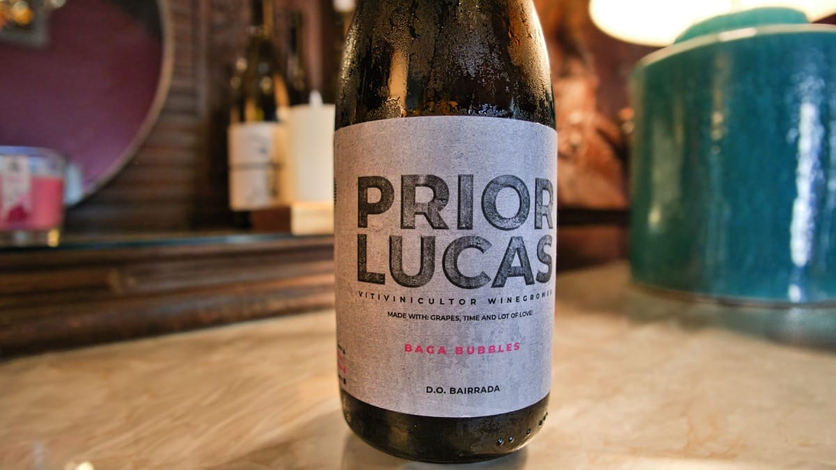 Garrafa de vinho da Bairrada servida numa prova regional de vinhos no Porto