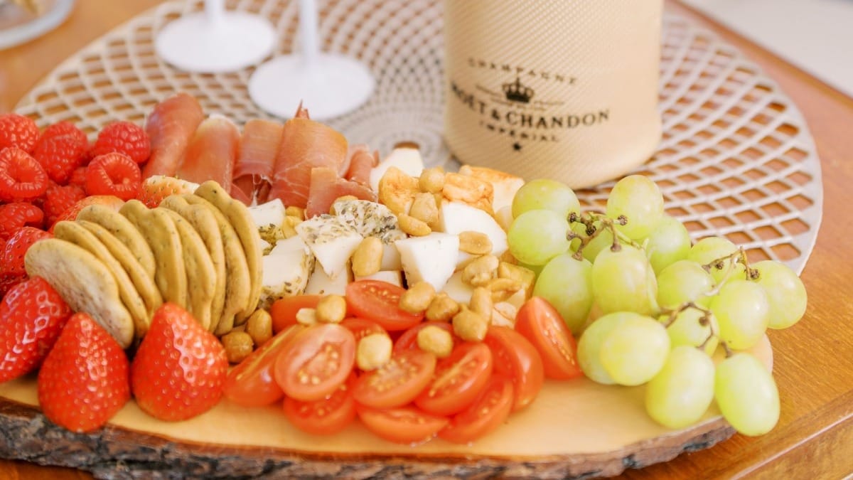 Plateau of drinks and fresh fruits served to guests on a private boat tour in Porto