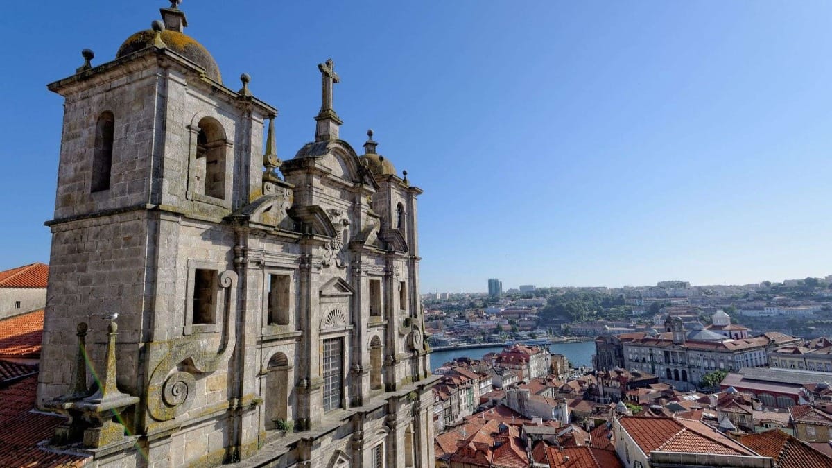 Disfrute de unas vistas espectaculares desde la Igreja dos Grilos, que se extiende desde Ribeira hasta el Duero.