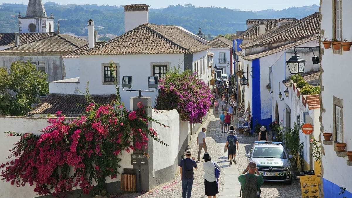 P4DQ obidos main street white houses bougainvillea