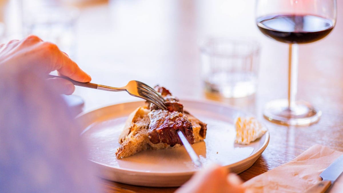 Marida la tradicional espetada con vino portugués en un ambiente relajado en la mesa del chef