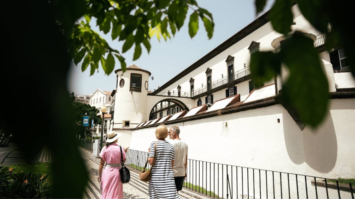 Recorra las animadas calles de Funchal mientras su guía le lleva de una parada seleccionada a la siguiente