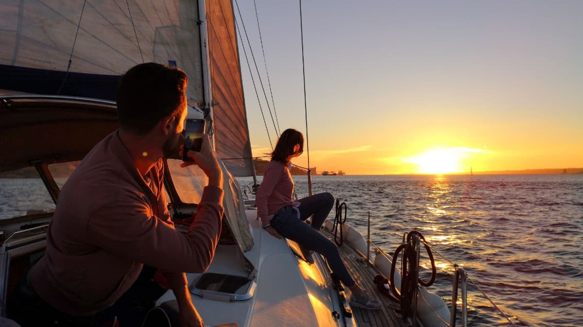 Paseo Privado en Barco al Atardecer por Lisboa con Bebidas