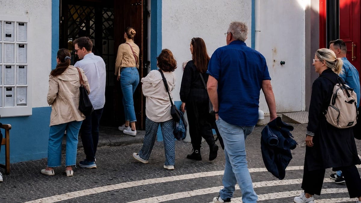 Recorre los distintos locales descubriendo los mejores lugares para degustar vinos y comida en Ponta Delgada