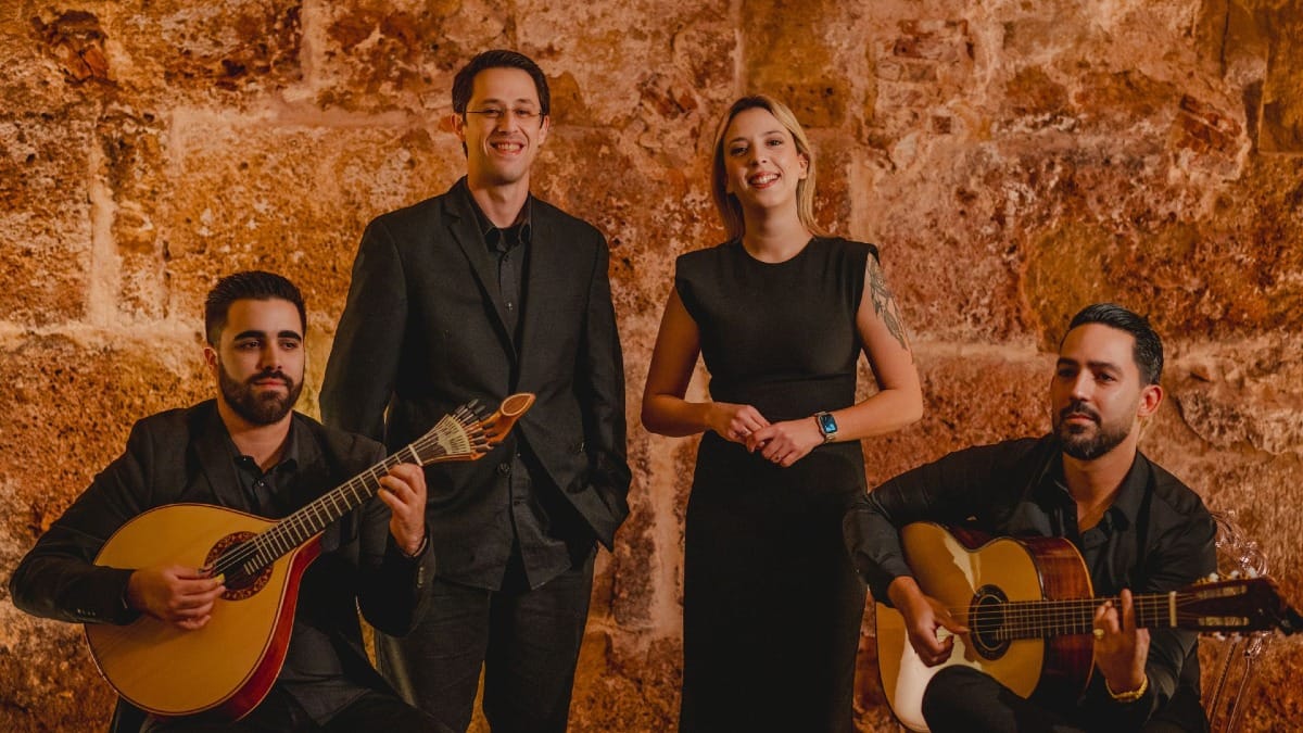 QKq2 lisbon fado singers with musicians