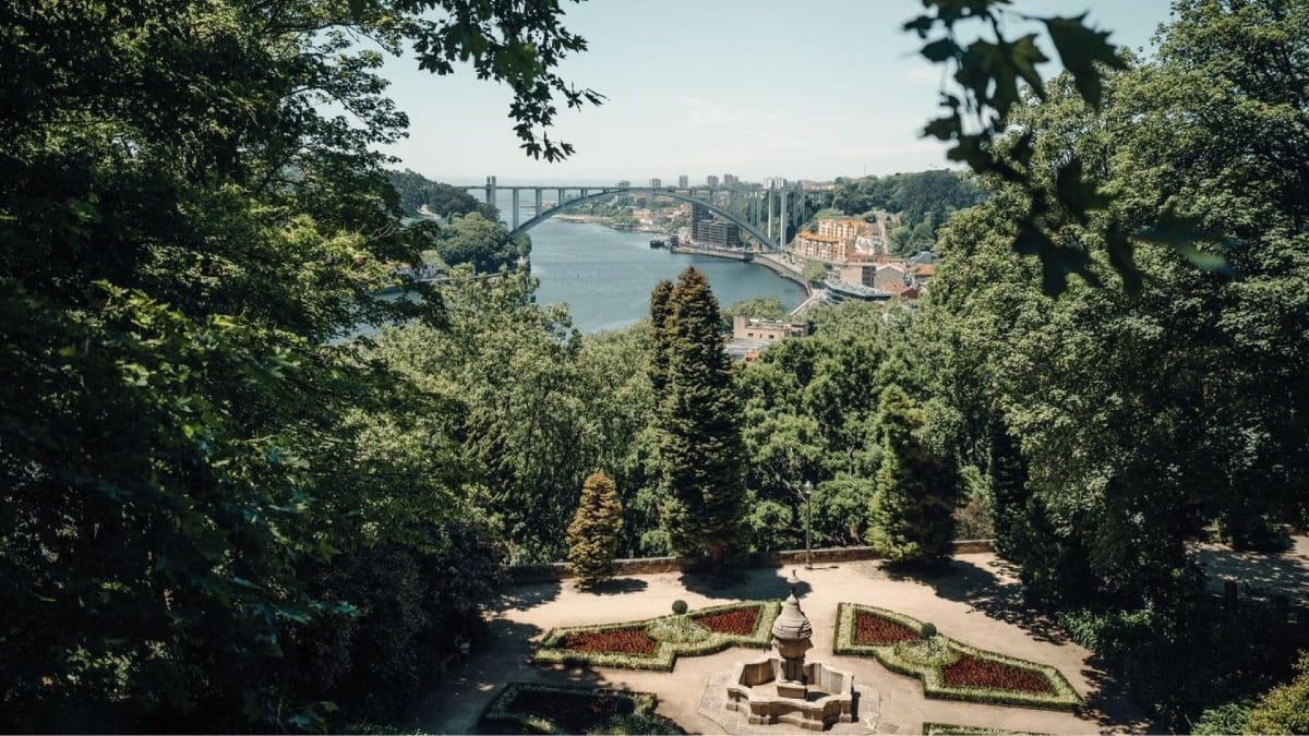 Vue panoramique depuis les jardins du Palácio de Cristal sur le Douro, le Pont de l’Arrábida et l’Océan Atlantique à Porto
