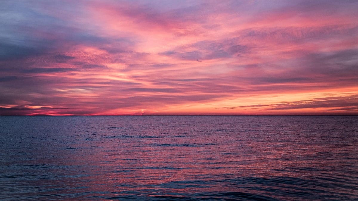 Magnifique ciel rouge et orangé en fin de journée lors d'une excursion en bateau à Porto