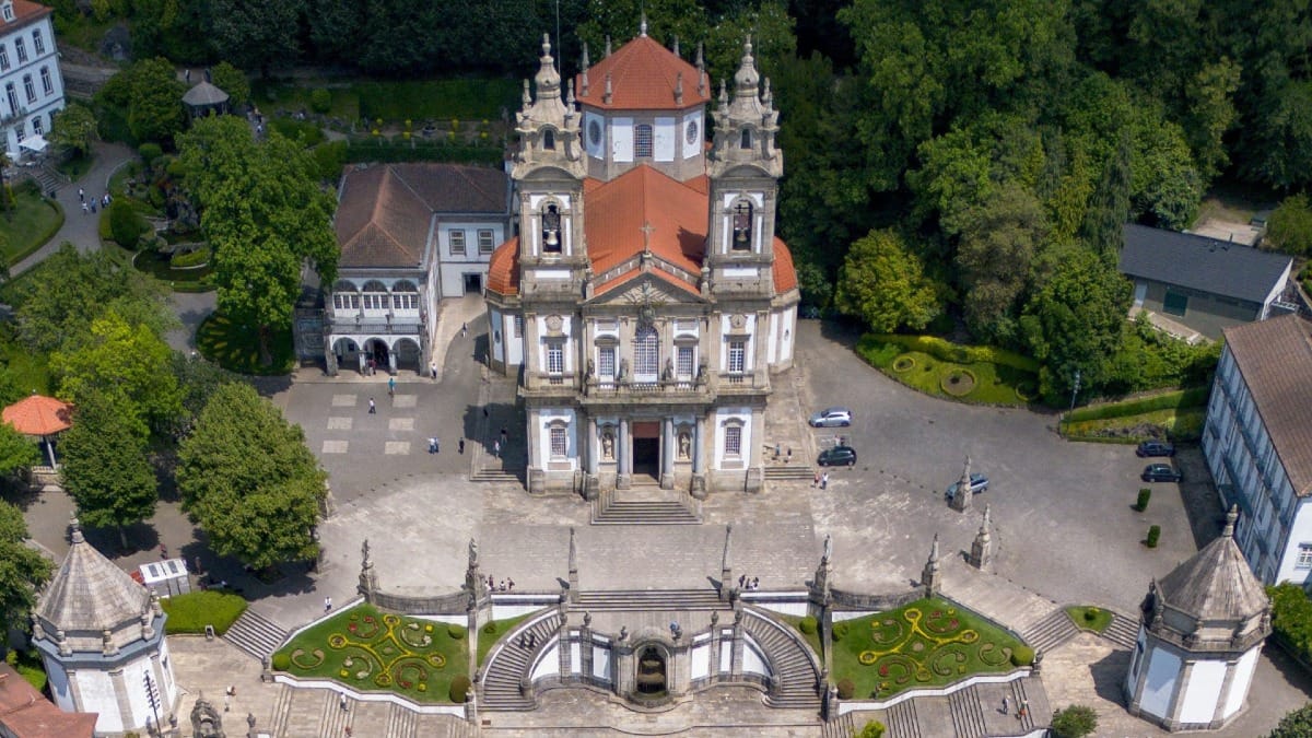 Santuario del Bom Jesus do Monte rodeado de jardines exuberantes en Braga, visitado durante un tour de Braga y Guimarães desde Oporto con Cooltour Oporto
