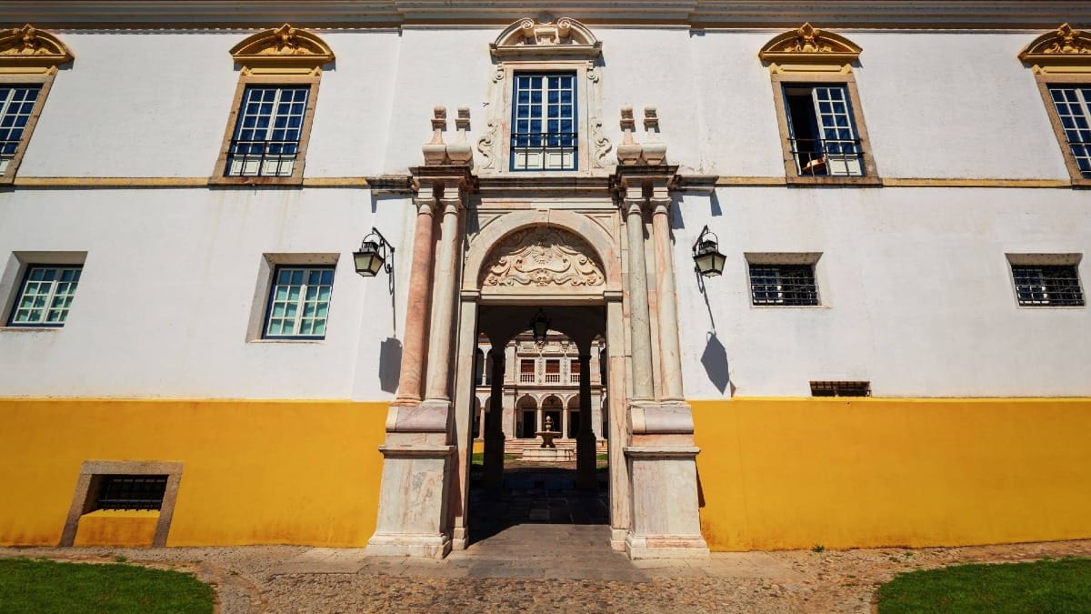 La grande entrée de l'université d'Évora, symbole du patrimoine intellectuel et architectural de la ville.
