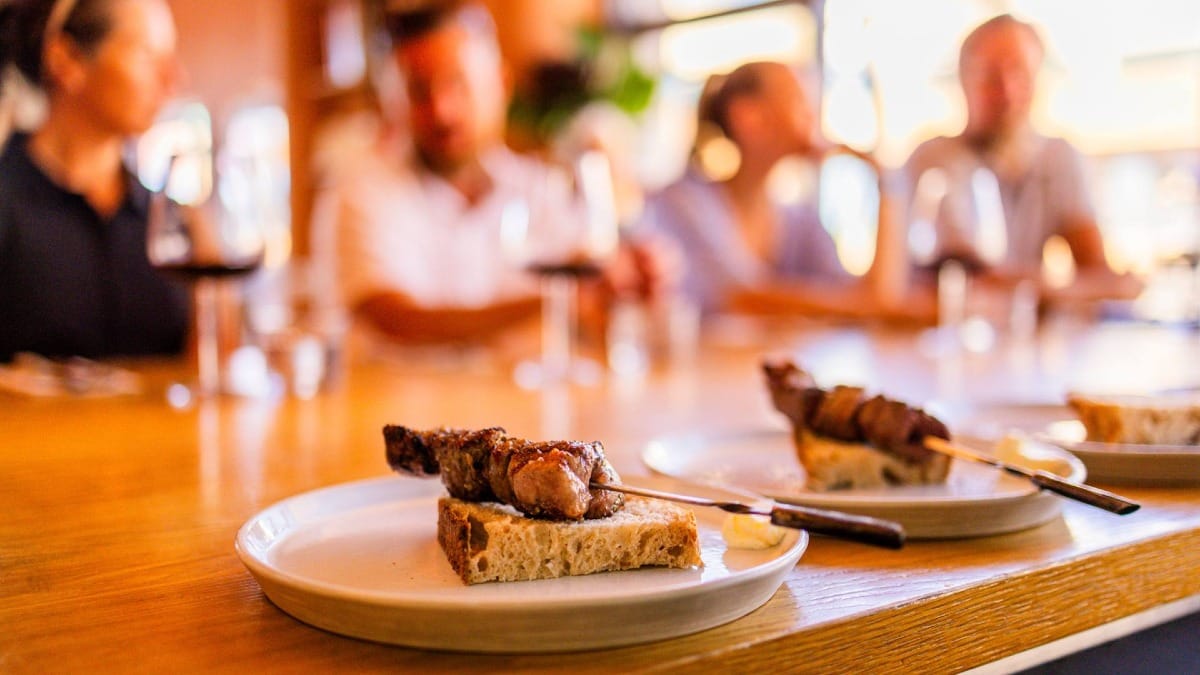 Disfruta de la emblemática espetada de Madeira, recién asada y servida durante la experiencia en la mesa del chef