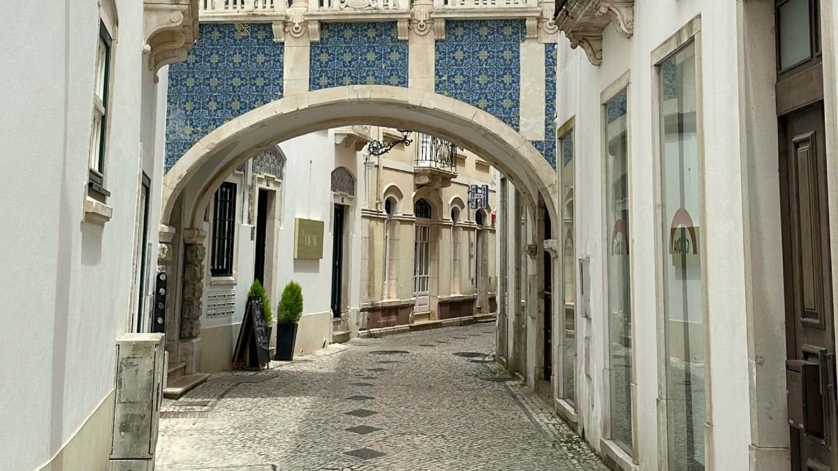 RB6R leiria jewish quarter arch