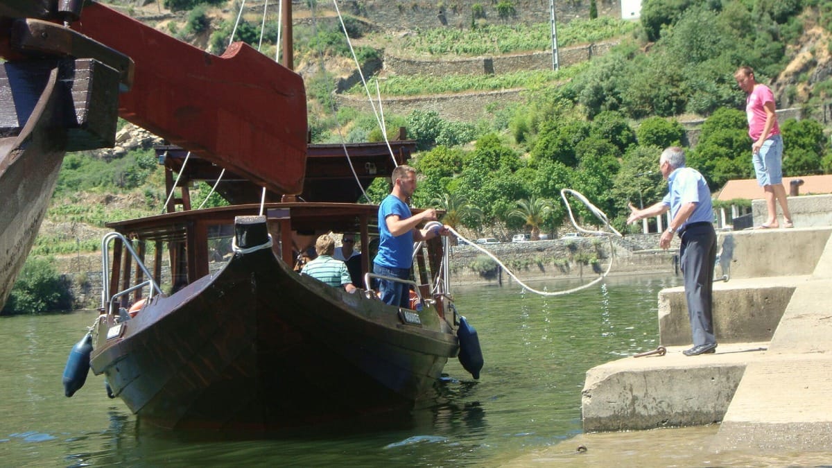 Crucero por el Río Duero regresando al Cais de Pinhão después de un paseo en barco durante un tour guiado por el Valle del Duero con Cooltour Oporto