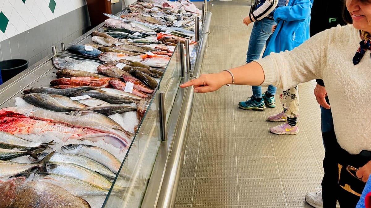 Découvrez la culture vivante des fruits de mer de São Miguel dans un marché aux poissons traditionnel
