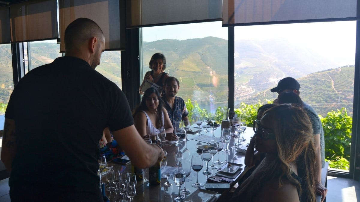 Prova de vinhos numa adega familiar classificada pela UNESCO no Vale do Douro