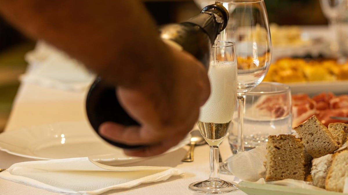 Serving a fantastic white Vinho Verde | Cooltour Oporto