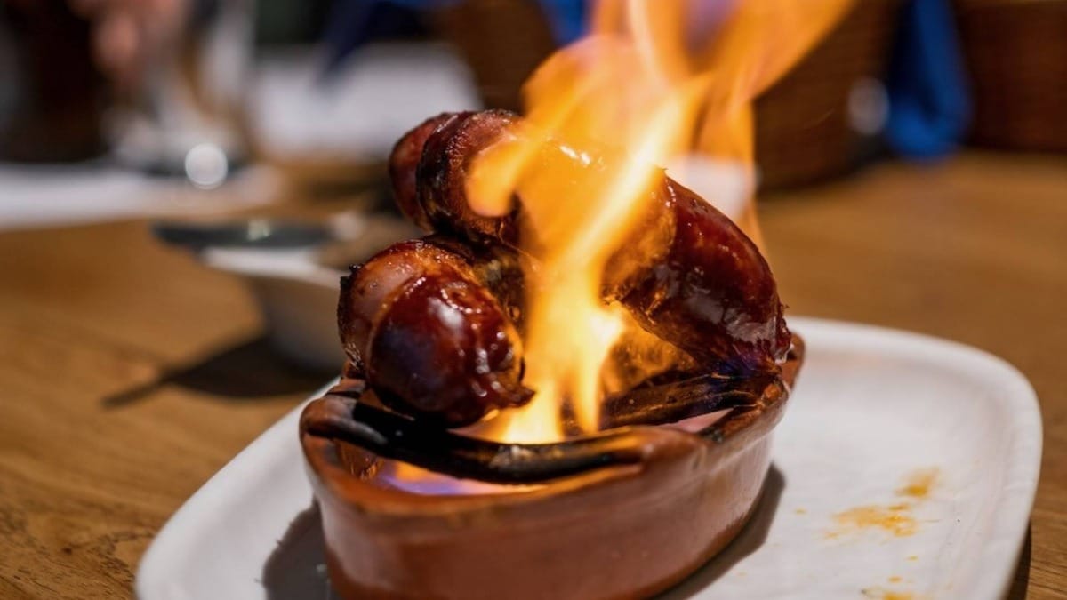 L'un des incontournables de la gastronomie des Açores : le chorizo flambé traditionnel